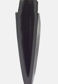 Chaussure en cuir noir à bout pointu, présentant une texture lisse et une silhouette élégante, conçue pour une apparence épurée.