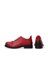 Rode leren schoenen met een ronde neus, voorzien van zwarte accenten en contrasterende gele veters. Lage zwarte zool. Voor- en achteraanzichten weergegeven.