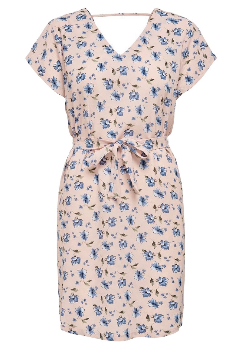 Robe rose clair avec imprimé floral bleu, manches courtes, col en V et ceinture à nouer à la taille.