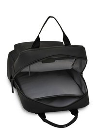 Czarny plecak z górnymi i przednimi uchwytami, częściowo otwarta główna komora pokazująca wewnętrzną, wyściełaną szarą kieszeń na laptopa.