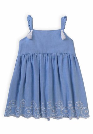 Hellblaues ärmelloses Kleinkindkleid mit gerafften Trägern, weißen Quasten und besticktem floralem Lochmuster entlang des wellenförmigen Saums.