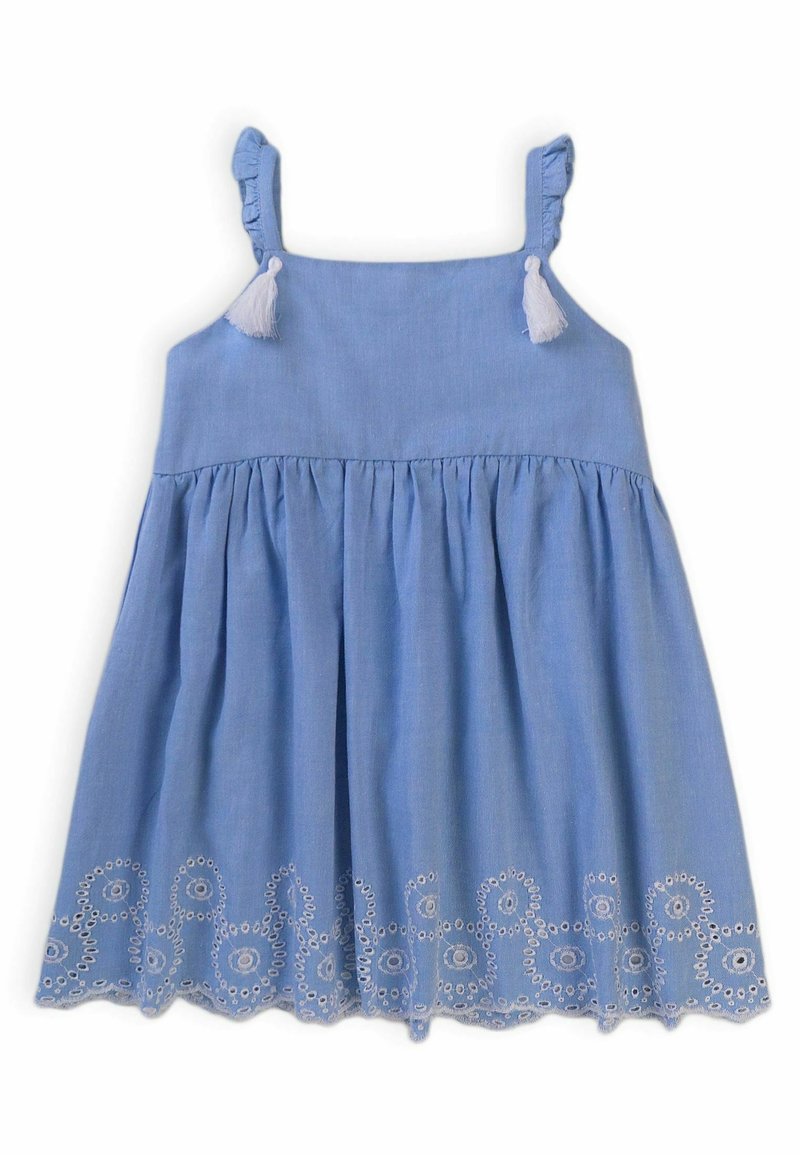 Robe sans manches bleu clair pour tout-petit avec bretelles froncées, pompons blancs et motif floral brodé ajouré le long de l'ourlet festonné.
