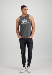 Alpha Industries Top - charcoal heather/white