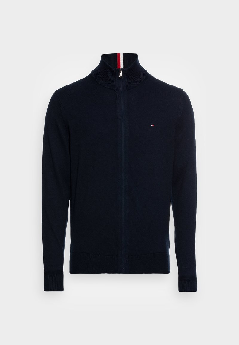 Námořnický pletený svetr na zip s vysokým límcem, žebrovanými manžetami a lemem, s malým logem v kontrastních barvách na hrudi.