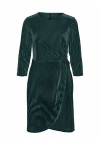 Vestido de terciopelo verde oscuro con textura acanalada, escote redondo y mangas largas. Presenta un detalle de diseño envuelto en la cintura.
