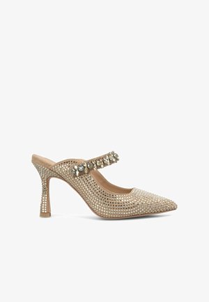 Beige mesh højhælede sko med spidse tæer, pyntede stropper og dekorative rhinsten. Gennemsigtig tekstur med et vævet design.