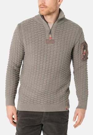 Gehaakte pullover in lichtgrijs met een gestructureerd patroon, half-rits nek, geribbelde manchetten en een opgestikte zak op de linkermouw.