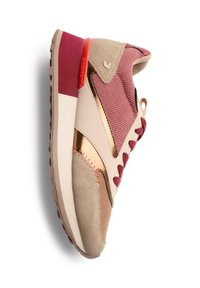 Scarpa sportiva beige, bordeaux e oro. Presenta tessuti e suede, con una tomaia texturizzata, suola in gomma e cuciture dettagliate.
