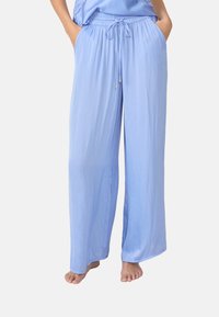 Lichtblauwe wijde broek gemaakt van zachte stof, met een elastische tailleband met een trekkoord en zijzakken.