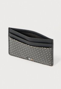 Skórzany etui na karty z geometrycznym szarym wzorem, gładkimi czarnymi akcentami, wieloma przegródkami na karty oraz widocznym przeszyciem wzdłuż krawędzi.