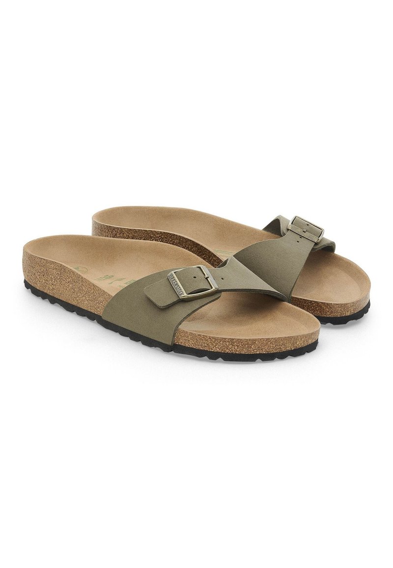 Olivengroene sandalen met een kurken voetbed, verstelbare band met een zilveren gesp en een getextureerde zwarte rubberen zool.