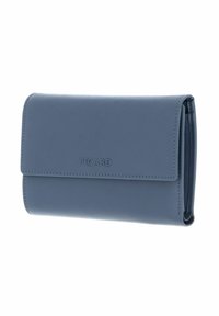 Portefeuille en cuir bleu à texture lisse, forme rectangulaire, et fermeture à rabat. Présente un logo embossé et des accents cousus.