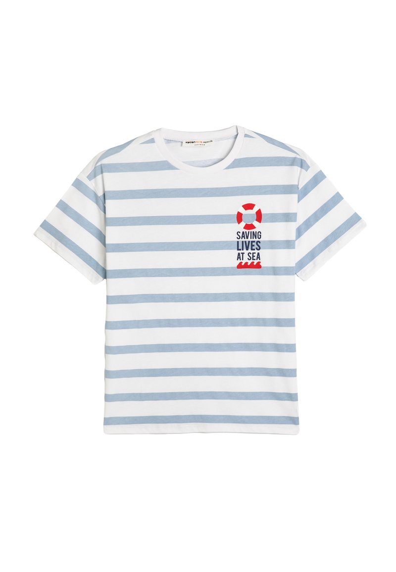 Camiseta de algodón a rayas en blanco y azul claro, que presenta un gráfico de un salvavidas rojo y el texto "SALVANDO VIDAS EN EL MAR" en el pecho.