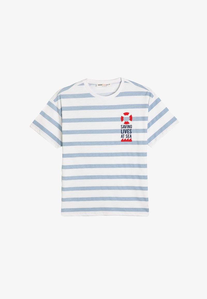 Striped bomulds T-shirt i hvid og lyseblå med et rødt livreddergraphic og teksten "REDDER LIV PÅ HAVET" på brystet.