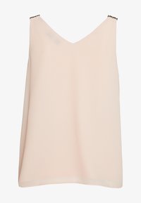 Světle růžový top bez rukávů s výstřihem do V, vyrobený z hladké tkaniny, se zdobnými prvky na ramenech pro zvýraznění detailu.
