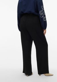 Μαύρο παντελόνι με φαρδιά γραμμή κατασκευασμένο από απαλό ύφασμα, διαθέτει ελαστική μέση και λείο ύφασμα. Φοριέται με μπλε σκούρο μπλούζα.