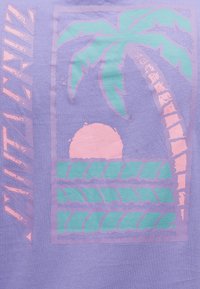 Palme med en sol som går ned over stiliserte bølger i teal og fersken på en lavendelfarget bakgrunn med teksten «SUNZILLA» på siden.