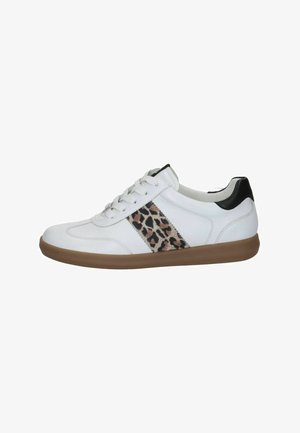 Sneaker bianca con suola marrone, linguetta nera sul tallone e striscia con stampa leopardata sul lato, mostrata in profilo laterale.
