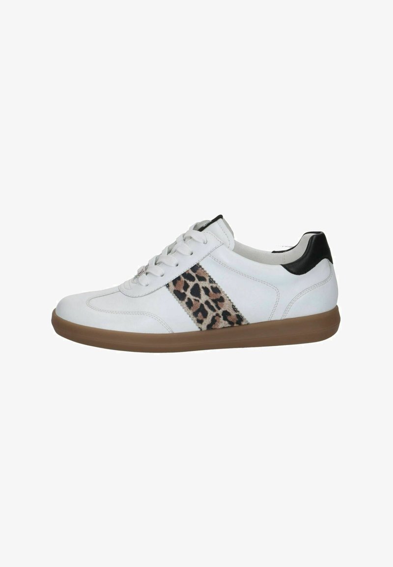 Baskets blanches avec semelle marron, languette de talon noire et bande à imprimé léopard sur le côté, vues de profil.