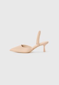 Beige terav jalaga slingback kingad madala ruudukujulise kontsaga. Sile sünteetiline materjal, avatud küljed ja minimalistikud disainielemendid.