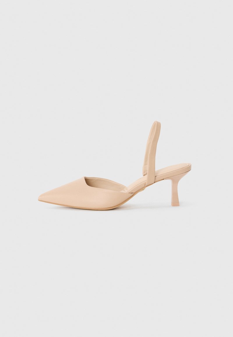 Beige terav jalaga slingback kingad madala ruudukujulise kontsaga. Sile sünteetiline materjal, avatud küljed ja minimalistikud disainielemendid.