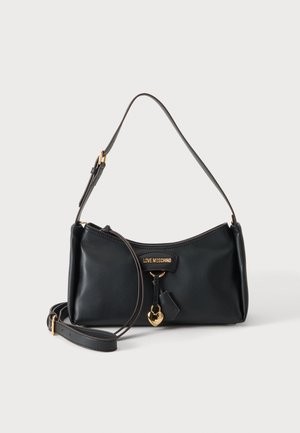 Sac à épaule Moschino noir avec breloque cœur doré, bandoulière réglable et plaque logo sur fond uni.