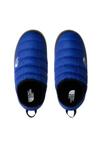 Scarpe slip-on blu isolate con motivo a rombi, interni neri, suola in gomma e fascia di estrazione. Presentano il logo sul lato esterno.