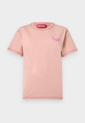 Lys rosa kortermet T-skjorte med rund hals, lite rosa brodert logo på venstre bryst og rødt Diesel-merke inne i kragen.