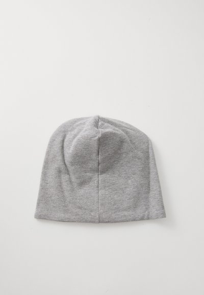Gorro de malha cinza feito de um material suave e flexível, apresentando um design simples com um topo arredondado e sem embelezamentos ou logótipos visíveis.
