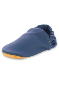 Weiche blaue Lederschuhe mit runder Zehenform, elastischem Bündchen und einer braunen, strukturierten Gummisohle mit kleinen Löchern für besseren Halt.