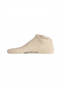 Beige no-show sok med en glat tekstur, der har en ribbet bærestykke. Mærket med "HUDSON EASY 43-46" på siden.