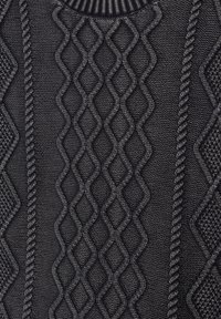 Tissu noir texturé présentant des motifs en losanges et en zigzag, avec des accents tressés et un haut côtelé. Construction lisse et tissée serrée.