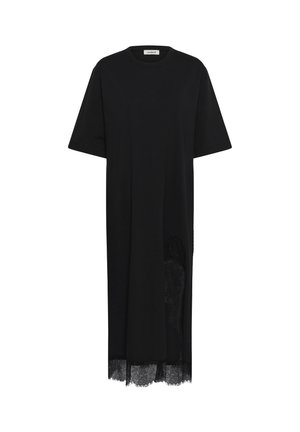 Fekete térdig érő ruha rövid ujjakkal és csipke szegéllyel az alján, kerek nyakkivágással és a gallér belsejében található címkével.