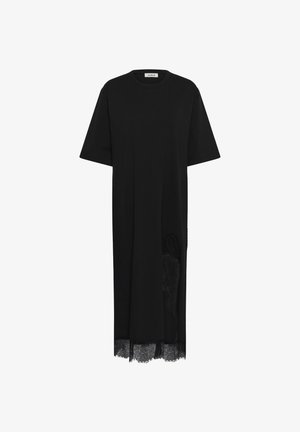 Fekete térdig érő ruha rövid ujjakkal és csipke szegéllyel az alján, kerek nyakkivágással és a gallér belsejében található címkével.