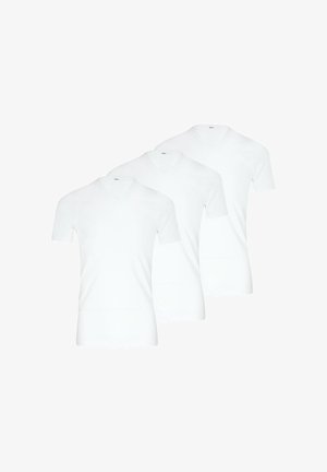 Trois T-shirts blancs unis à manches courtes et col en V, disposés en superposition sur fond blanc.