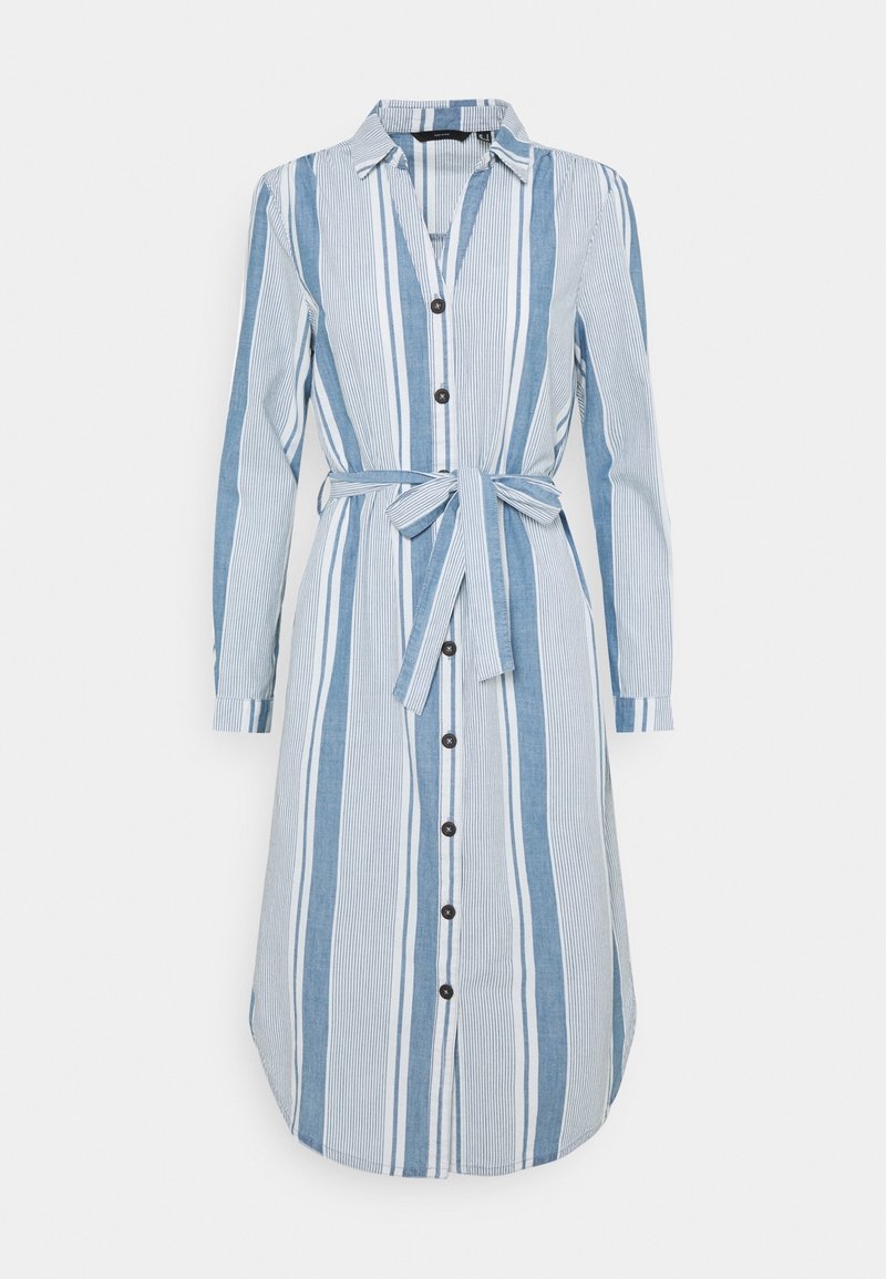 Modrá a bílá pruhovaná košilová šaty s dlouhými rukávy, uvázaným pasem a límcem. Má velké knoflíky po přední straně a zakřivený lem.