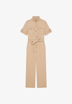 Mono utilitario beige con mangas cortas remangadas, cierre frontal de botones, bolsillos con solapa en el pecho y cinturón de lazo en la cintura.