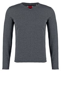 Camiseta gris de manga larga con cuello en V, hecha de tela suave. Presenta un diseño sencillo con un dobladillo ligeramente curvado y una pequeña etiqueta de la marca en la parte inferior.
