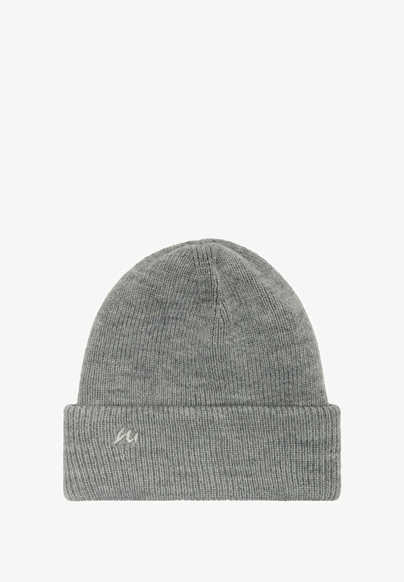 Szürke kötött sapka, hajtott szélekkel, diszkrét logóval. Az anyag puhanak tűnik, finom, mintás textúrával.