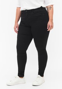 Zizzi - SUPER AMY WITH HIGH WAIST - Pieguloša piegriezuma džinsi - black Miniatūras attēls 1