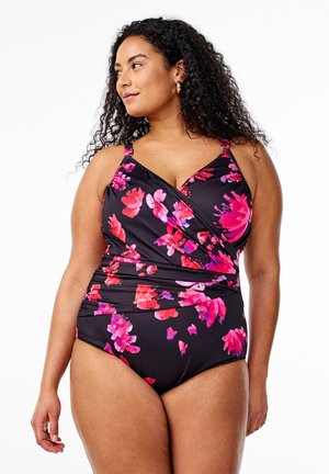 Maillot de bain noir à motifs floraux avec des fleurs roses et rouges. Tissu légèrement froissé, bretelles réglables et design croisé au niveau de la poitrine.