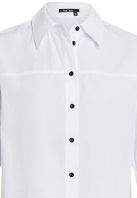 Weißes Hemd mit Button-Up-Verschluss, gefertigt aus glattem Material. Es hat einen spitzen Kragen, schwarze Knöpfe und eine horizontale Naht über der Brust.