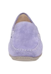 Lila Wildleder- loafers mit weißen Nähdetails, runder Zehenform und flexibler beiger Sohle. Glatte Textur mit klarem Design.