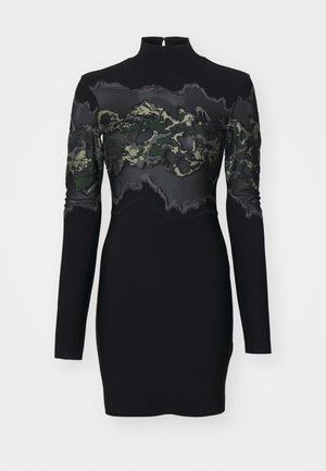 Rochie lungă neagră cu mâneci lungi, având un guler înalt, un corset transparent cu model de camuflaj și accente texturate, cu o silueta ajustată.