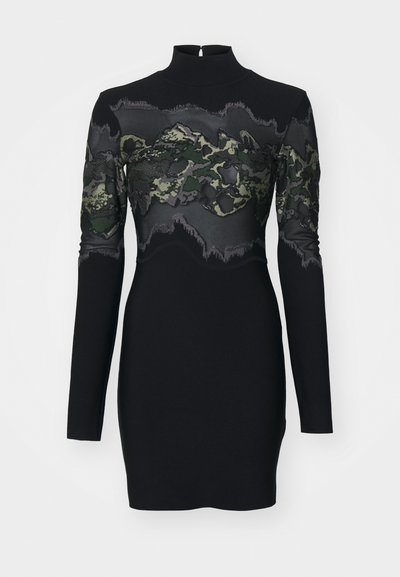 Melna kleita ar garām piedurknēm, ar augstu apkakli, caurspīdīgu kamuflāžas raksta augšdaļu ar tekstūrētu akcentu un pieguļošu siluetu.