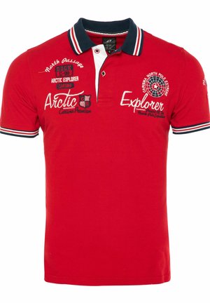 Rotes Poloshirt mit kurzen Ärmeln, navyfarbenem Kragen und Bündchen, Arctic Explorer Schriftzug und Logo auf Brust und Ärmeln, Zwei-Knopf-Leiste.
