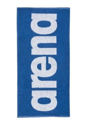 Asciugamano rettangolare blu con la parola "arena" in lettere minuscole bianche grandi e in grassetto, allineate verticalmente.