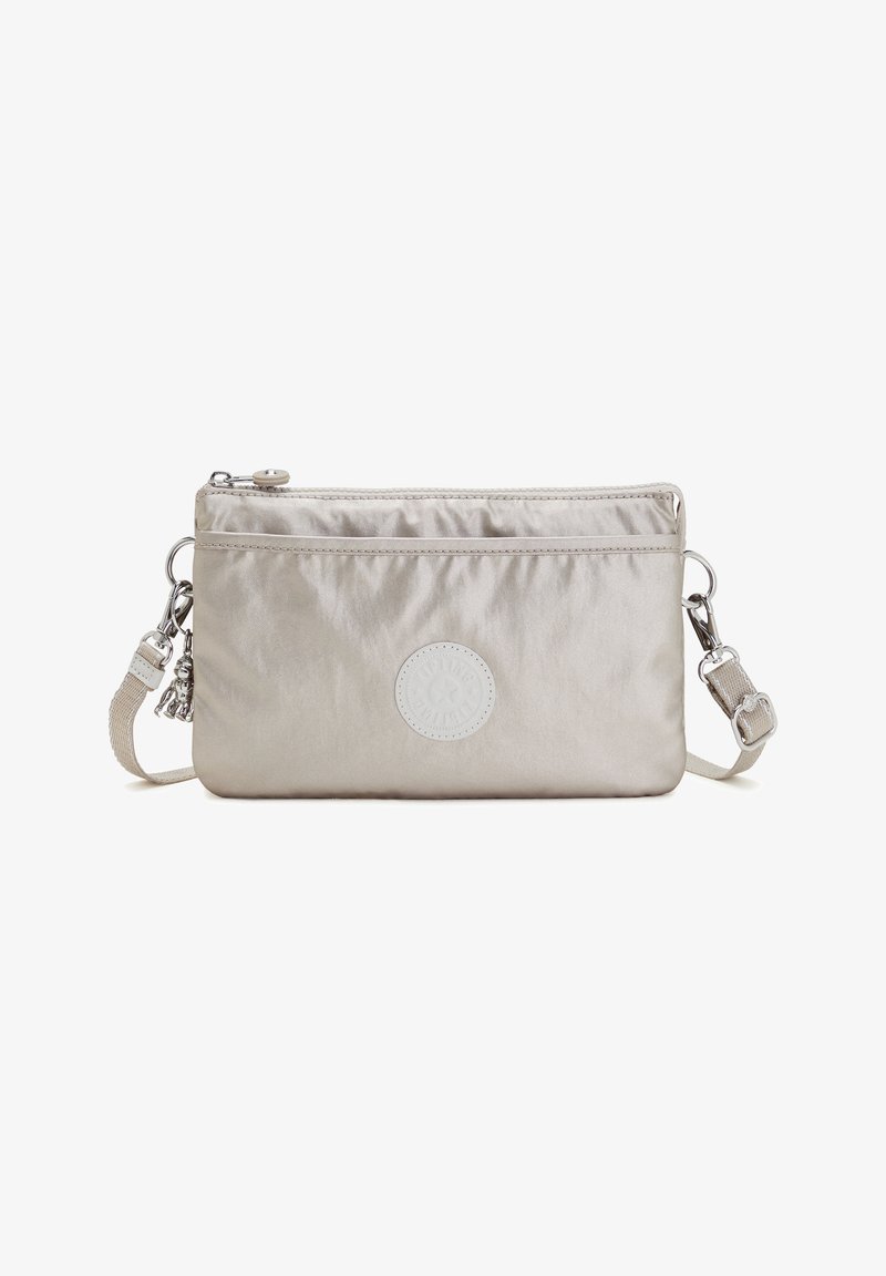Helles graues Nylon-Crossbody-Bag, rechteckige Form mit Reißverschluss, kreisförmiges Logo-Detail, verstellbarer Tragegurt und silberne Hardware-Akzente.