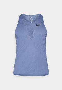 Svetlomodrý tank top Nike s priedušným perforovaným dizajnom, V- výstrihom a čiernym logom na ľavej hrudi, s čistými okrajmi.