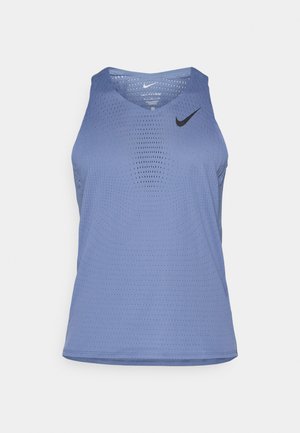 Débardeur Nike bleu clair, avec un design perforé respirant, encolure en V et logo noir sur la poitrine gauche, avec des bords d'ourlet nets.